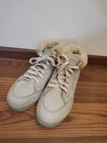 зимние женские кроссовки: Продам зимние, утеплённые, кожаные б/у кеды. Состояние отличное