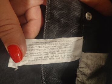 Farmerke: Zara farmerke crne boje. Visok struk, duboke su. Velicina je 36 — 11