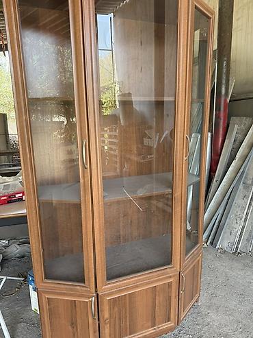 стол витрина: Угловая витрина/буфет из ЛДСП под дерево с остекленными фасадами. - — 1