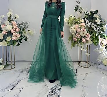 maison de la mode: Элегантное вечернее платье в насыщенном изумрудно-зелёном оттенке — 1