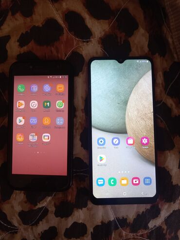стойка для видеокарты: Смартфон Samsung Galaxy с черным корпусом, оснащенный ярким экраном с