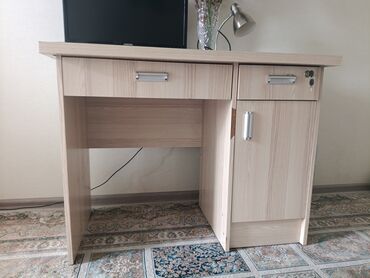 ламинированные дсп: Письменный стол, Б/у, ЛДСП