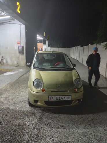 мини афто: Золотистый хэтчбек Daewoo Matiz с компактным кузовом, идеально