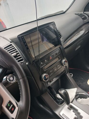 Kia: Kia Sorento – qara rəngli, tam ölçülü şəhər-kənd krossoveri. Xarici — 3