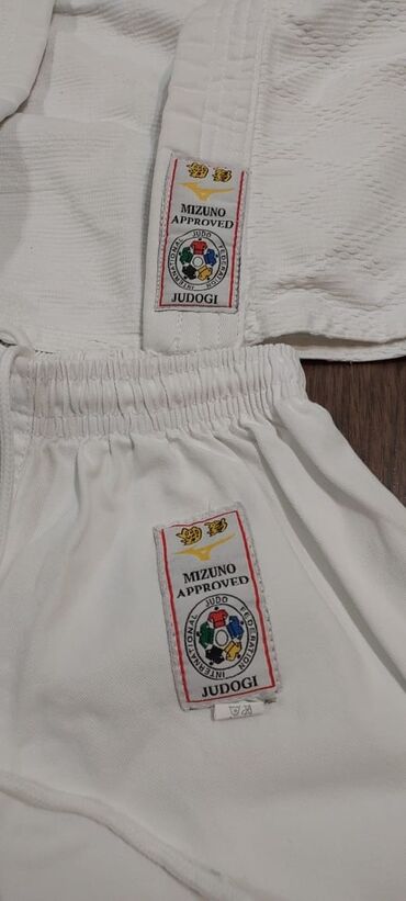 İdman formaları: Kimano. Ağ rəngdə, Mizuno firmasına məxsus judo geyimi. Cox az