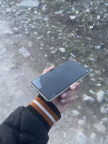 Другие мобильные телефоны: Смартфон с плоскими гранями и экраном с тонкими рамками. На дисплее — 1