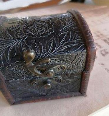 Stare vaze i dekor: Mali drveni kovčežić. Mali drveni kovčežić sa metalnim šarkama i — 10