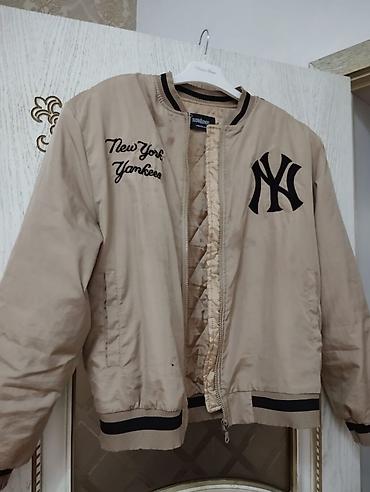 idman sortiki: New York Yankees bomber gödəkçə - Rəng: bej - Üz hissədə “New York — 2