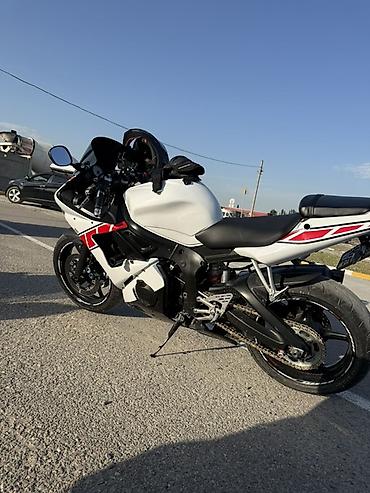 ямаха 600: Спортбайк Yamaha YZF-R6 (600 кубов) в фирменной белой раскраске с — 10