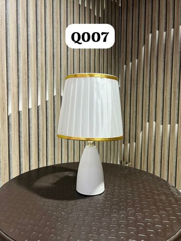 dekor lampa: Zərif ağ rəngli stolüstü lampa, ağ pleated parçadan hazırlanmış çətiri