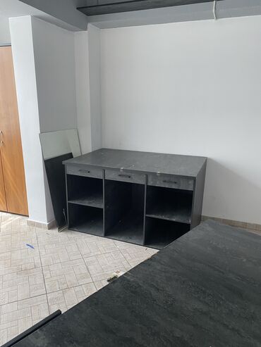 стол на тапчан: Комплект офисной мебели, Стол, цвет - Черный, Б/у