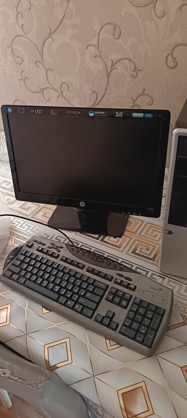 Masaüstü kompüterlər və iş stansiyaları: HP monitoru, Genius klaviaturası və kompüter blokundan ibarət dəst