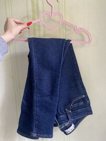 cins şalvar modelleri 2022: Qadınlar üçün tünd mavi rəngli klasik denim şalvar. - Model: dar