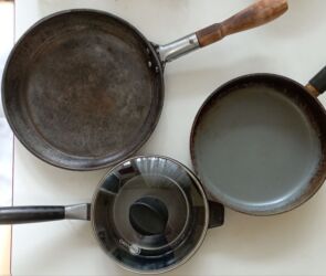 Другие товары для кухни: Продаю посуду . Б/У Сковородки: 1. большая с ручкой 2. поменьше с — 18