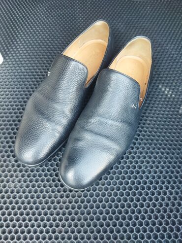 Tuflilər: Gucci tərəfindən hazırlanmış qara rəngdə dəri loaferlər. Klassik