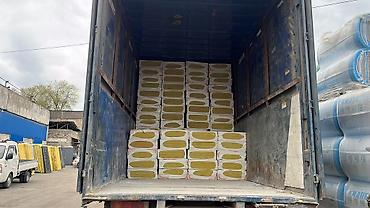 Материалы для кровли крыш: Предлагается утеплитель K2 Insulation и Baswool в упаковках. Это — 3