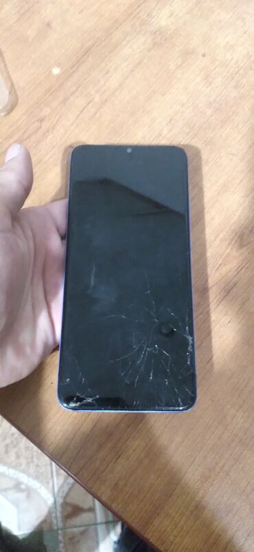 Bu smartfon parlaq mavi rəngə malikdir və kəskin görünüşü ilə seçilir