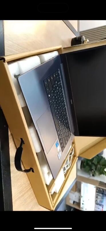 Mətbəx texnikası: Intel Core i5, 8 GB, 15 "