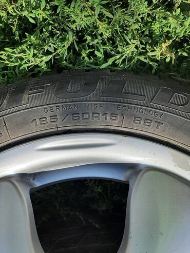 Gume i felne: 4 komada alu felne r15, sa 2 skoro nove i 2 polovne zimske gume. Na — 20