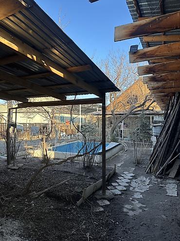 Продажа коттеджей и домов: Продаётся жилой дом с большим навесом и двориком. Адрес:Г.Бишкек ж\М — 9
