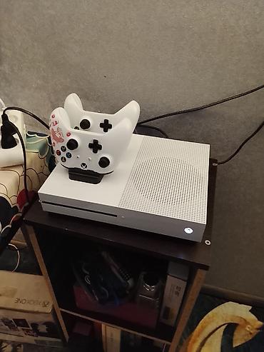 мониторы 100х200 мм: Xbox One S (белая) с двумя беспроводными геймпадами - Консоль — 1