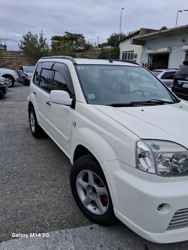 Nissan: Ağ rəngli kompakt krossover/SUV. Xüsusiyyətlər: - Kuzov: 5 qapılı — 2