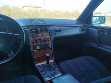 Mercedes-Benz: Mercedes-Benz E-Class: 2 l | 1997 il Sedan — 8