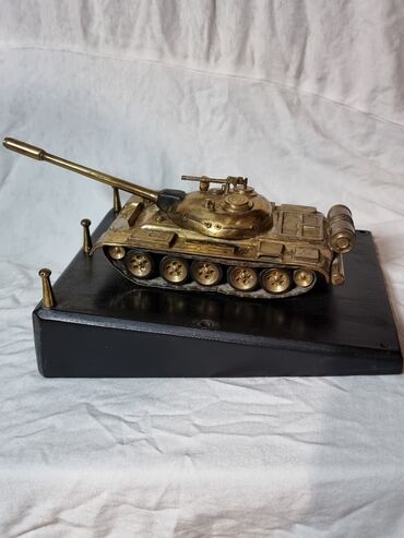 модель машины: Макет танка бронзовый. изготовлен 1961 году точная копия танка