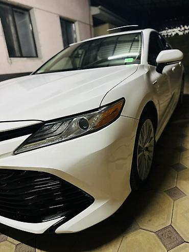 продаю юто: Toyota Camry: 2020 г., 2.5 л, Автомат, Гибрид, Седан — 7