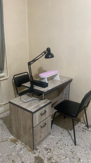 Оборудование для салонов красоты: Маникюрный стол со стульями + лампочка и пылесос