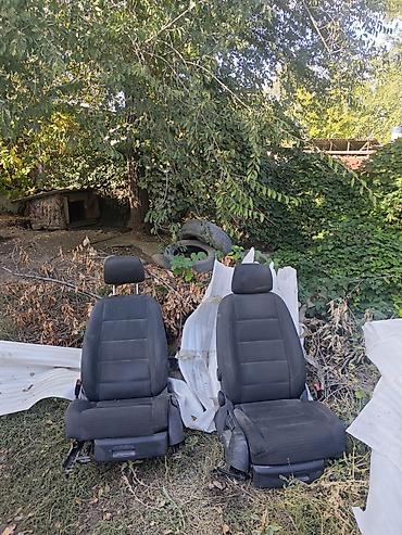 Пара передних автомобильных сидений, тканевые, чёрные, с