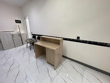hamam ucun rəf: Laminatdan hazırlanmış resepsiyon/registrasiya masası. - Təbii ağac — 3