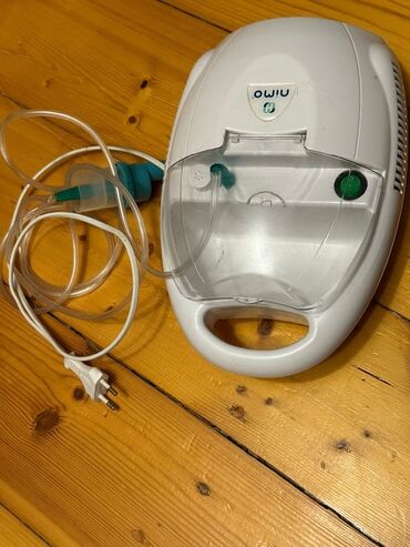 İnqalyatorlar, nebulizerlər: Nimo brendinin ağ rəngdə kompressorlu inhalyatoru. Ağ rəngli plastik