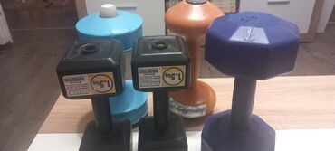 Tegovi za vežbanje: Tegovi od 1, 5kg 2 kom. 3kg 2kom i 1 od 5.4kg i 1 od 16 kg pravljen od — 5
