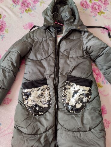 детский комбинезон для новорожденных: Продается теплая куртка для девочки 9-10 лет (158см)
