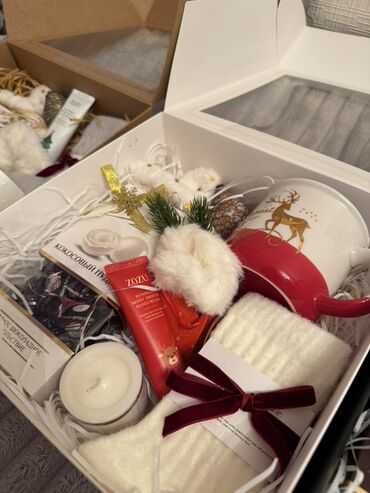 Hədiyyələr: Yeni il temalı hədiyyə qutuları - Qiymət: 30 AZN (şəkildə göstərilib) — 10