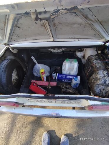 VAZ (LADA): VAZ 2107, ağ rəngli sedan Texniki xüsusiyyətlər: - Ban növü: 4 qapılı — 7