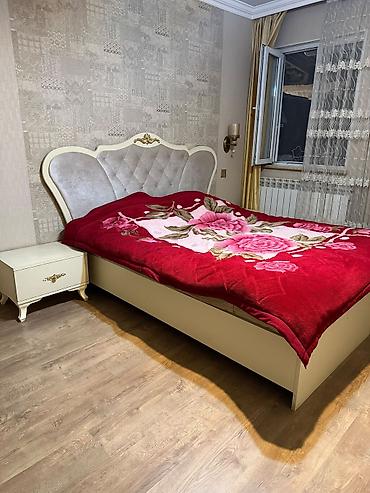 yatax desti: Klassik üslubda yataq otağı dəsti Tərkibi: - 6 qapılı dolab: ortada — 2