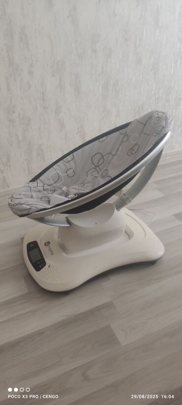 Nənnilər: 4moms MamaRoo uşaq yelləncəyi ağ rəngdə möhkəm əsası və boz rəngdə