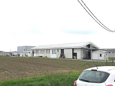 Magacini i radionice: Izložbeni (120 M2 ulaz) i kancelarijski prostor na spratu (130m2 ) u — 9