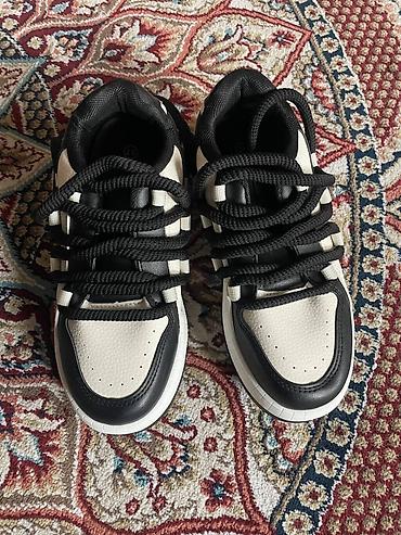 Кроссовки и спортивная обувь: Кроссовки, 2 пары. - Пара 1: бежевые кроссовки на толстой белой — 10