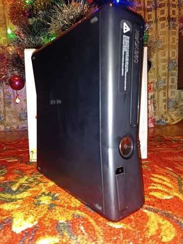 Xbox 360: Продаю xbox360 прошивка фрибут в комплекте 2 геймпада, hdmi кабель — 2