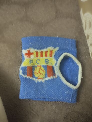 İdman formaları: Mavi rəngdə, üzərində "FCB" loqosu olan elastik idman biləkliyi. İdman