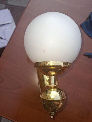 Bra, divar lampaları: Şüşə kölgəli, şirli metal əsaslı, dekorativ qızılı detallı bir divar — 2