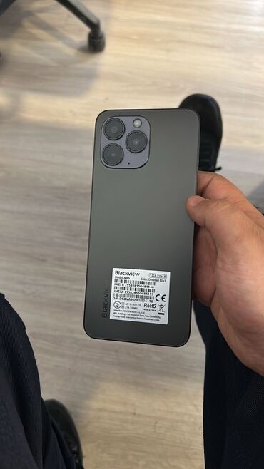 Digər mobil telefonlar: Blackview A96 modeli, Obsidian Black rəngində olan smartfon. Üçlü
