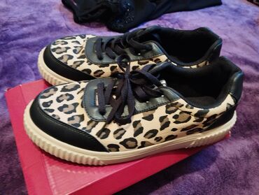 Basanoşka və səndəllər: Qadın ayaqqabıları – 2 model 1) Platformalı şlapi - Rəng: qara - Üst — 4