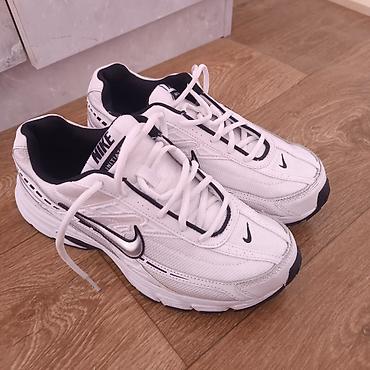кийии: Кроссовки Nike в бело-чёрной расцветке. Модель выполнена в спортивном — 1