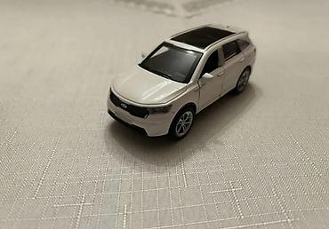 Avtomobil modelləri: Ağ rəngli mini model avtomobil – SUV tipli, realistik detallarla. - — 1