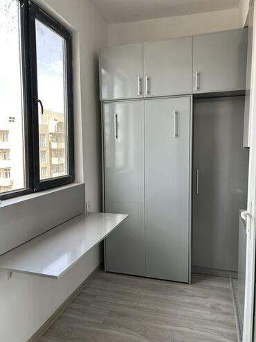 Məhdud məkanlar üçün ideal olan bu şık boz divar yatağı, rahat yataq