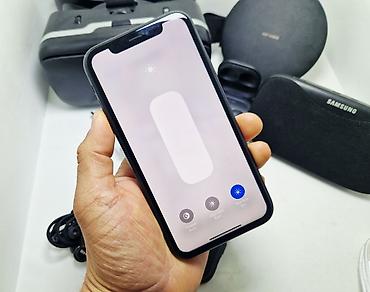 Apple iPhone: IPhone Xr, Б/у, 128 ГБ, Черный, Чехол, 79 % — 15